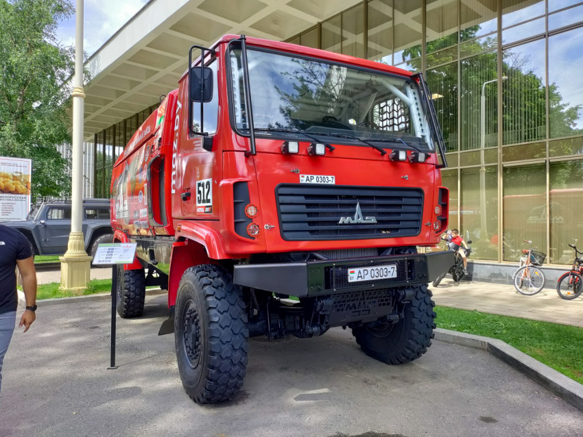 Раллийный грузовик МАЗ-5309RR на выставке у павильона «Республика Беларусь»