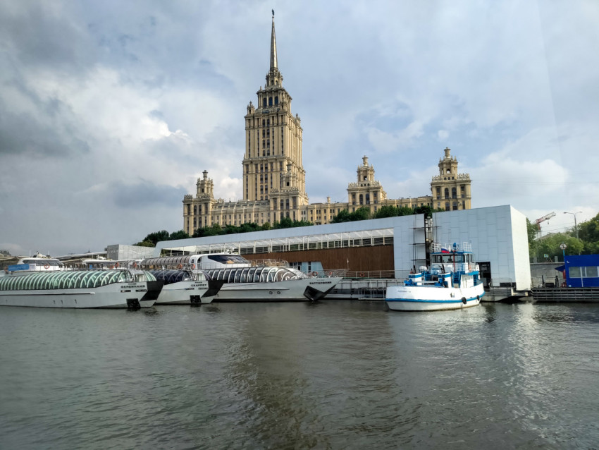 Прогулочные теплоходы у гостиницы «Украина» на Москве-реке