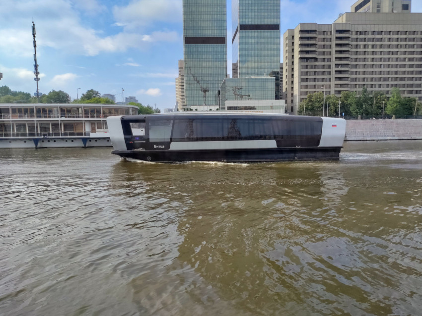 Современное электросудно на Москве-реке