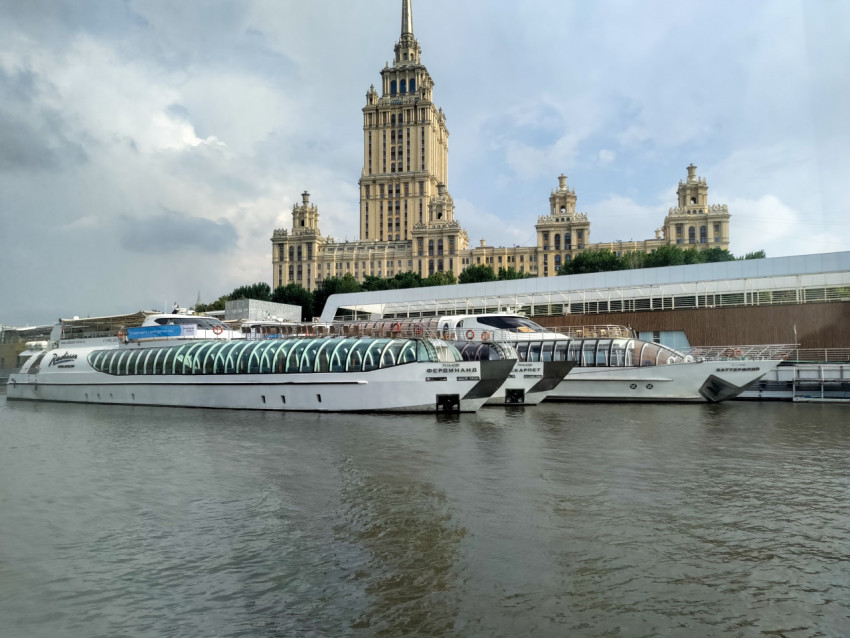 Прогулочный теплоход «Фердинанд» у набережной Москвы