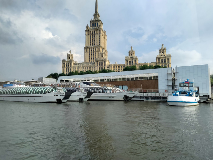Речные суда у причала на фоне сталинской высотки