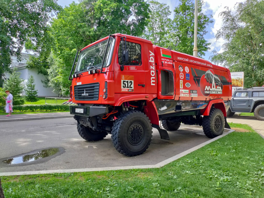 Раллийный грузовик МАЗ-5309RR с гоночной символикой «МАЗ-СпортАвто»