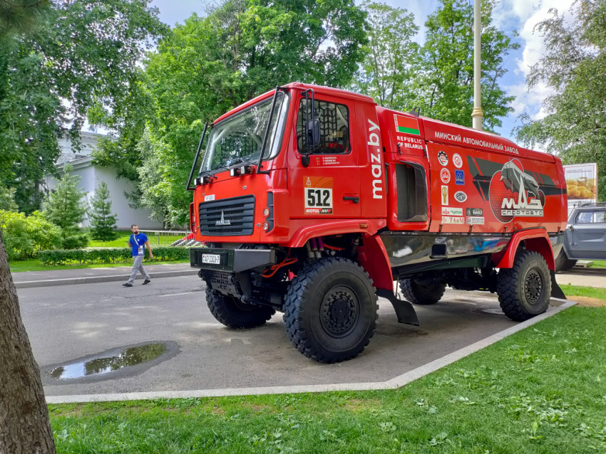 Экспозиция раллийного грузовика МАЗ-5309RR на ВДНХ