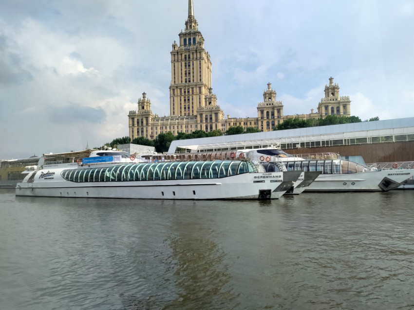 Причал прогулочных судов у гостиницы «Украина»