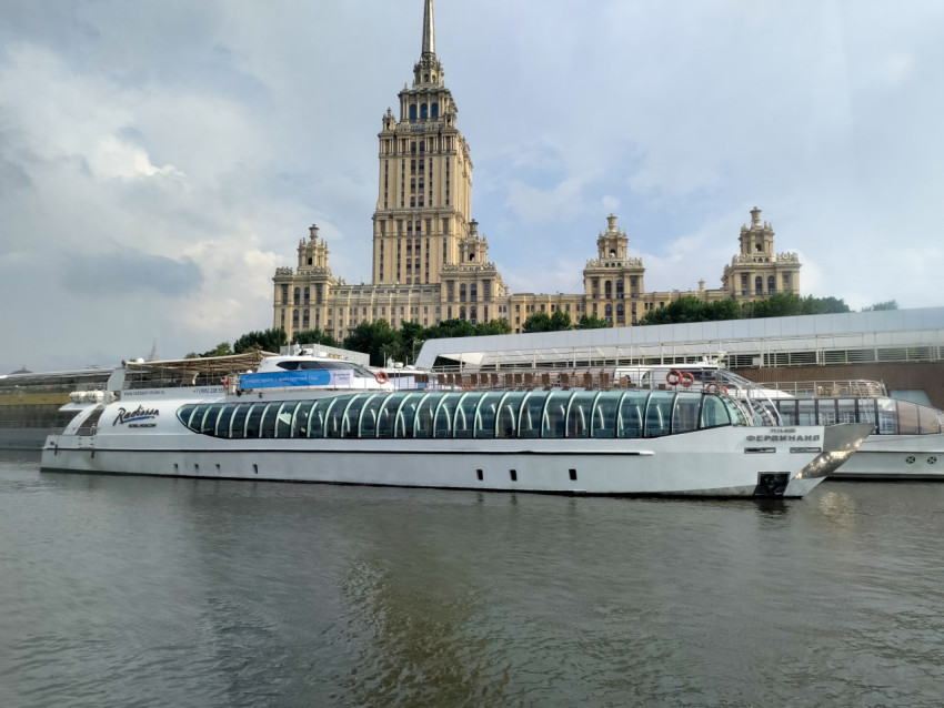 Прогулочный теплоход Radisson Royal Moscow на фоне гостиницы «Украина»