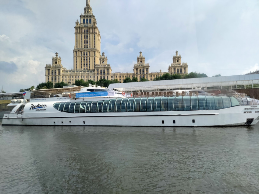 Теплоход Radisson Royal Moscow у набережной в центре столицы