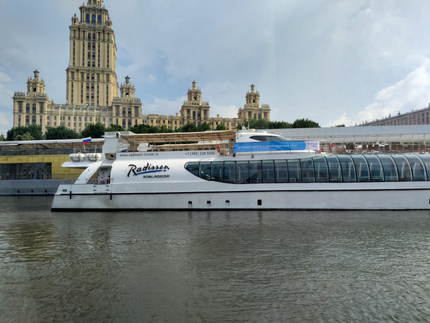 Корма теплохода Radisson Royal Moscow на фоне сталинской высотки