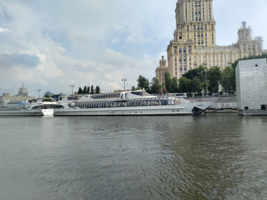 Прогулочные пассажирские теплоходы у причала «Гостиница Украина» на Москве-реке