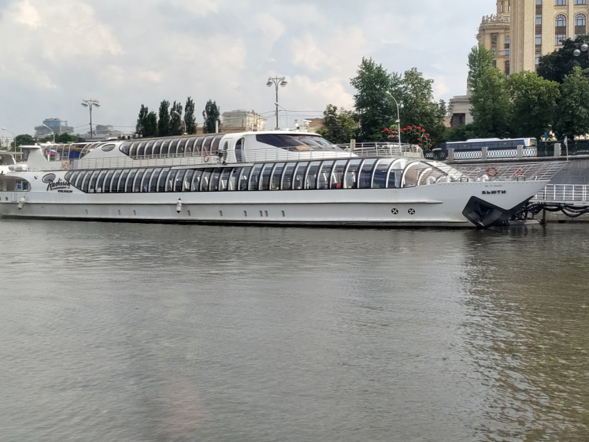 Прогулочный теплоход «Бьюти» у причала на Москве-реке