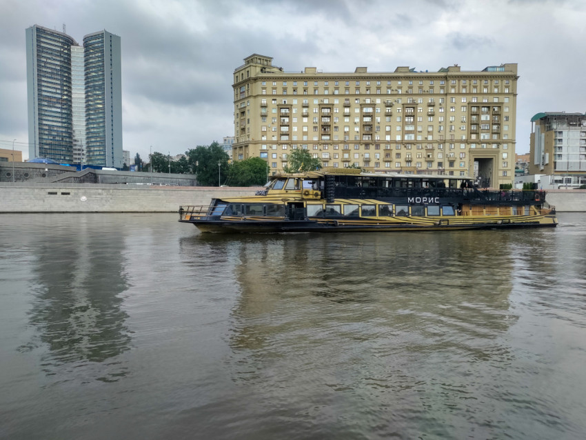 Теплоход «Морис» на фоне жилой застройки Москвы