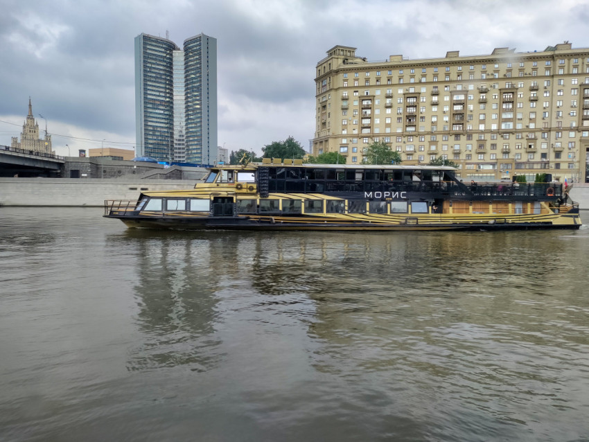Прогулочный теплоход «Морис» у высотных зданий Москвы