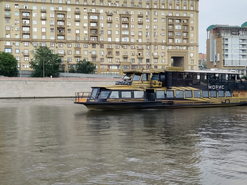 Прогулочный теплоход «Морис» на Москве-реке у набережной