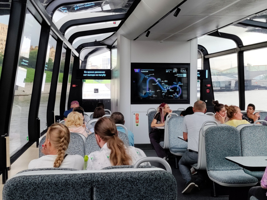 Интерьер речного электросудна с навигационным экраном