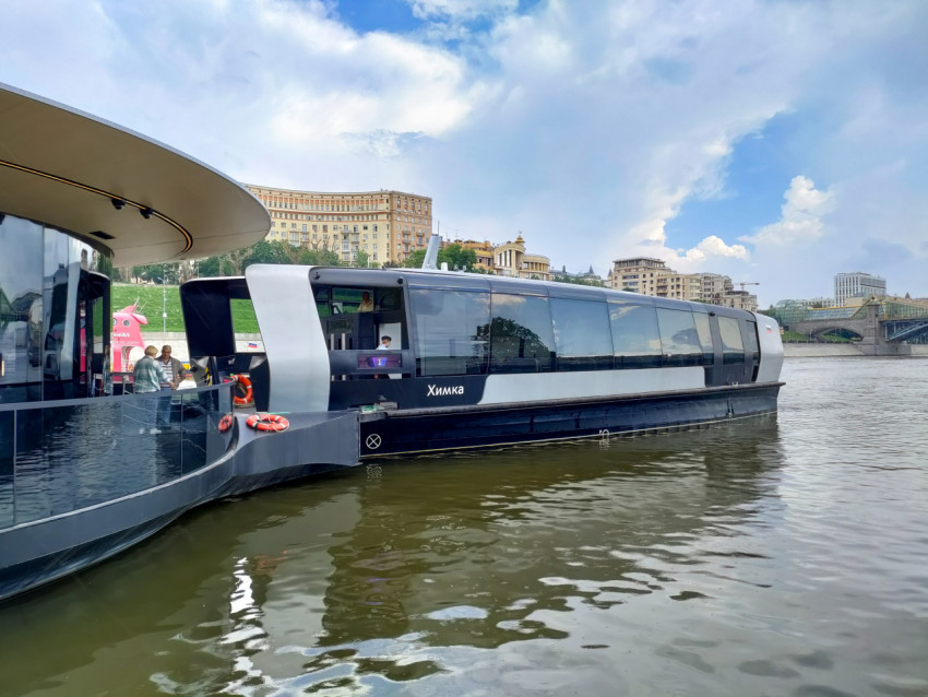 Электросудно «Химка» у причала на Москве-реке