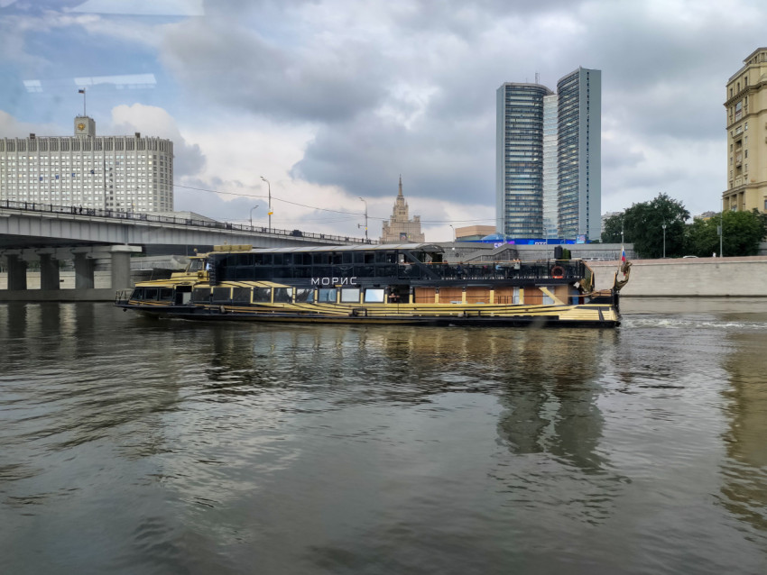 Прогулочный теплоход «Морис» на фоне центра Москвы