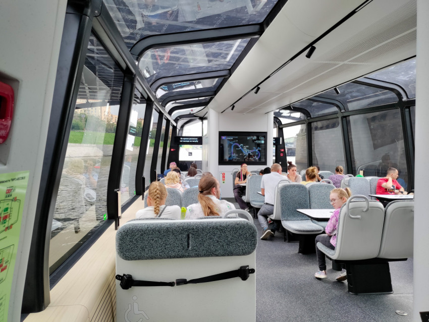 Салон речного электросудна с пассажирами во время рейса