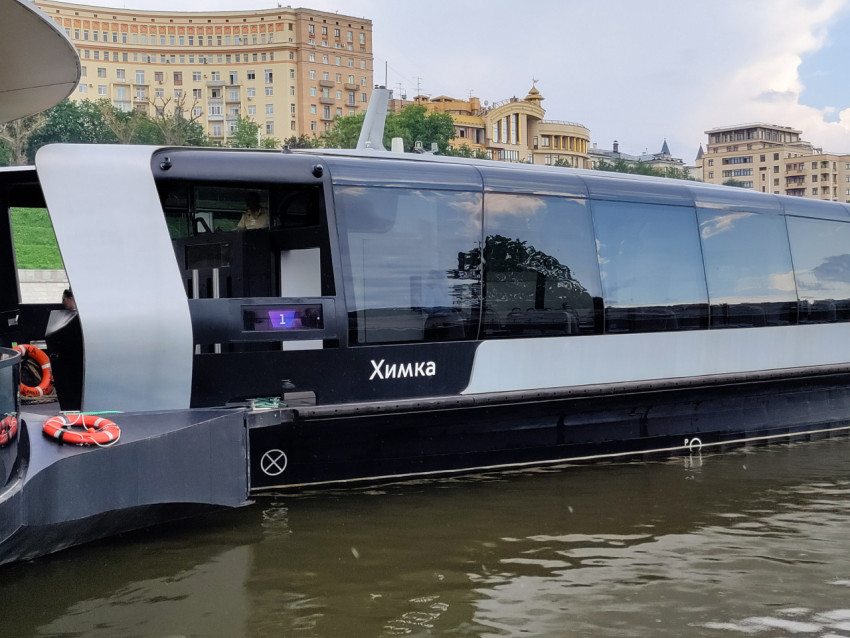Электросудно «Химка» у набережной Москвы