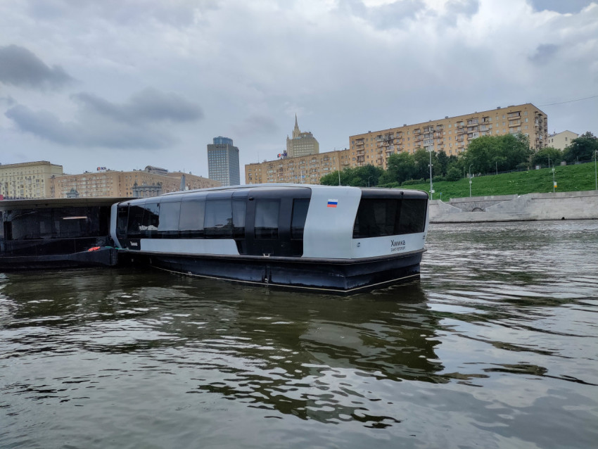 Электросудно «Химка» на Москве-реке на фоне городской застройки