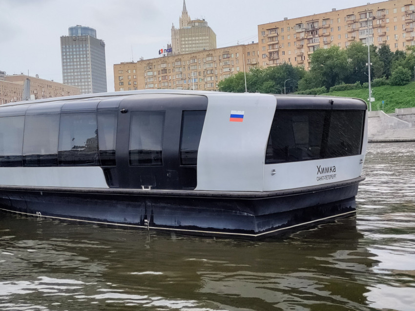 Корма электросудна «Химка» на Москве-реке