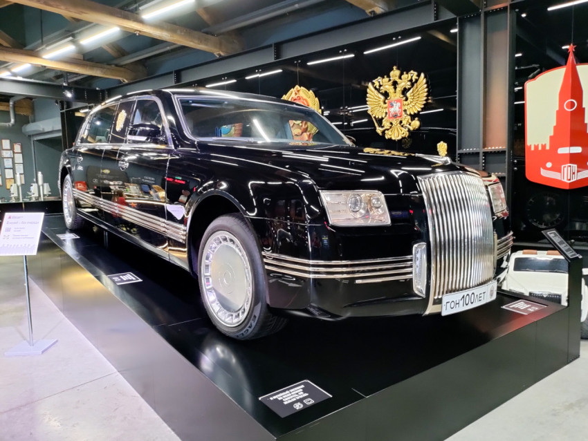 Лимузин AURUS на подиуме музея ГОН на ВДНХ