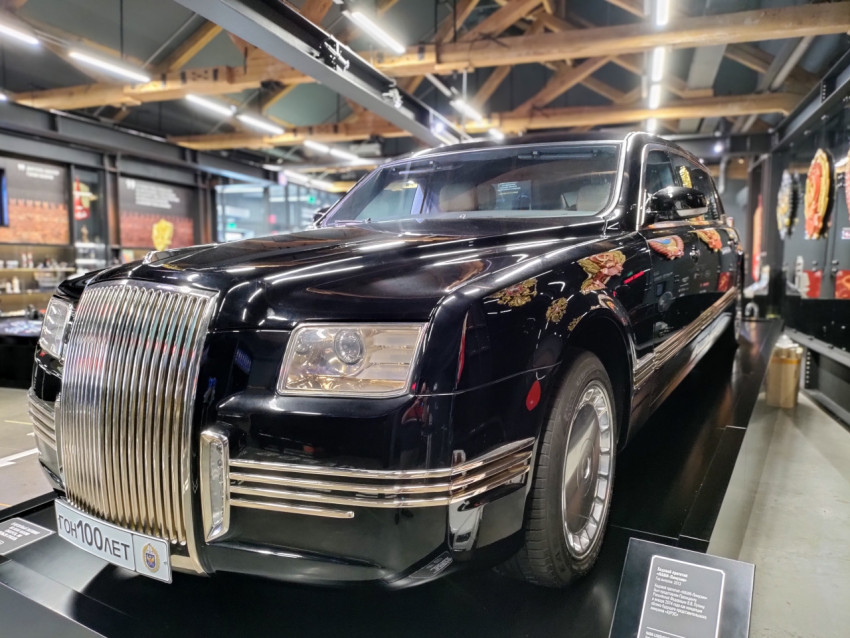 Деталь экспозиции лимузина AURUS в выставочном зале ГОН