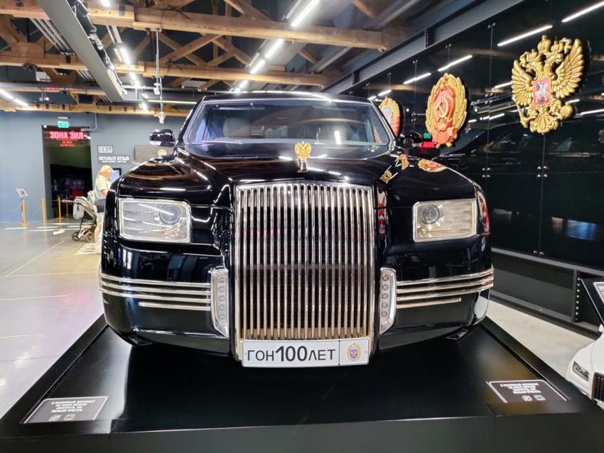 Фронтальный вид лимузина AURUS в музее Гаража особого назначения