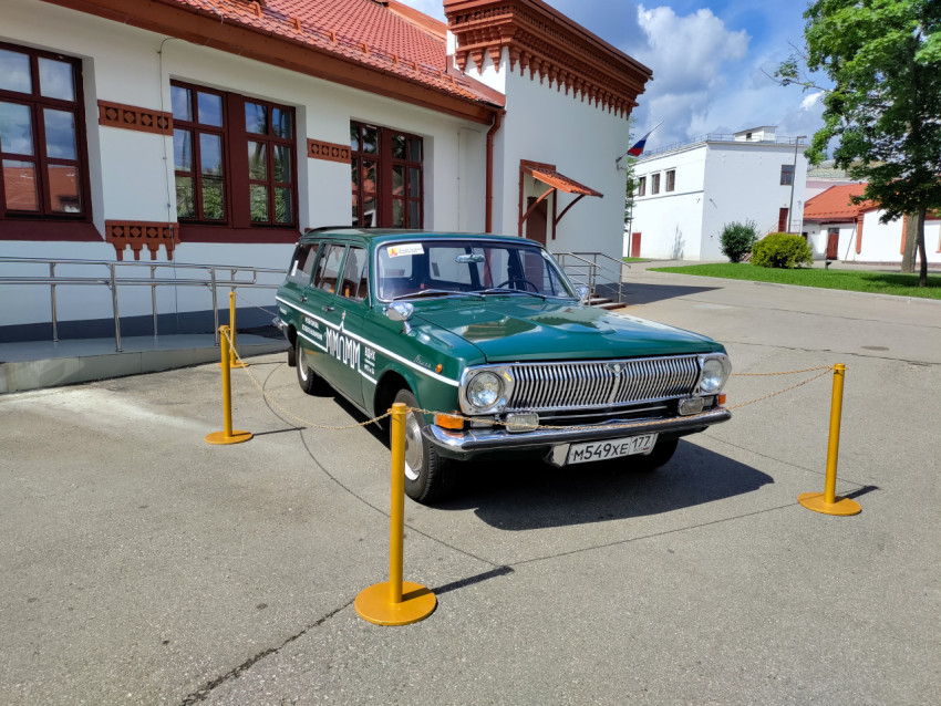 Экспозиционный автомобиль ГАЗ-24 «Волга» на территории ВДНХ
