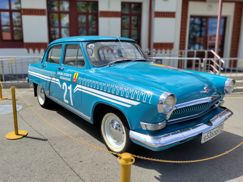 Служебный автомобиль ГАЗ-21 «Волга» на выставочной площадке
