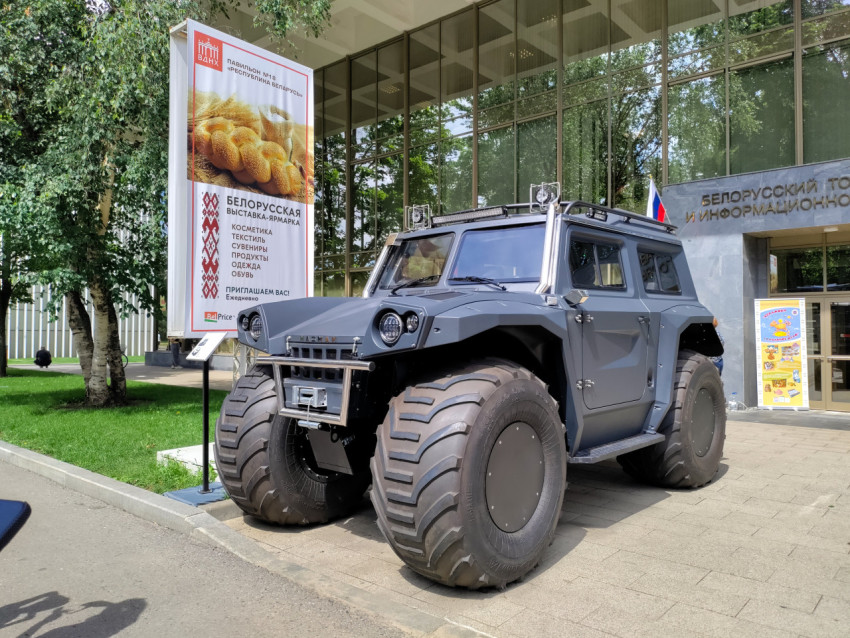Вездеход на шинах сверхнизкого давления у павильона «Республика Беларусь» на ВДНХ