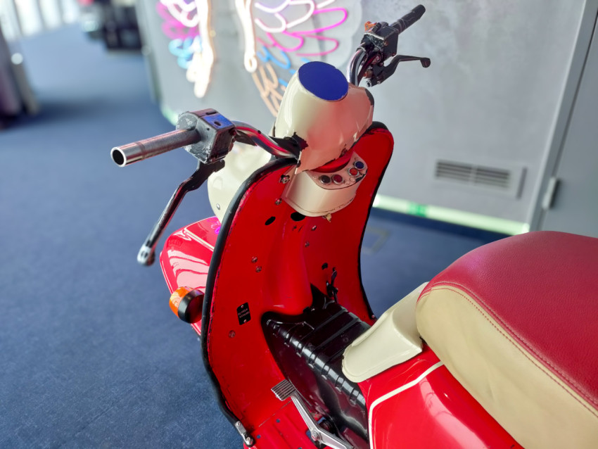 Детали управления мотороллера «Муравей» в музейной экспозиции