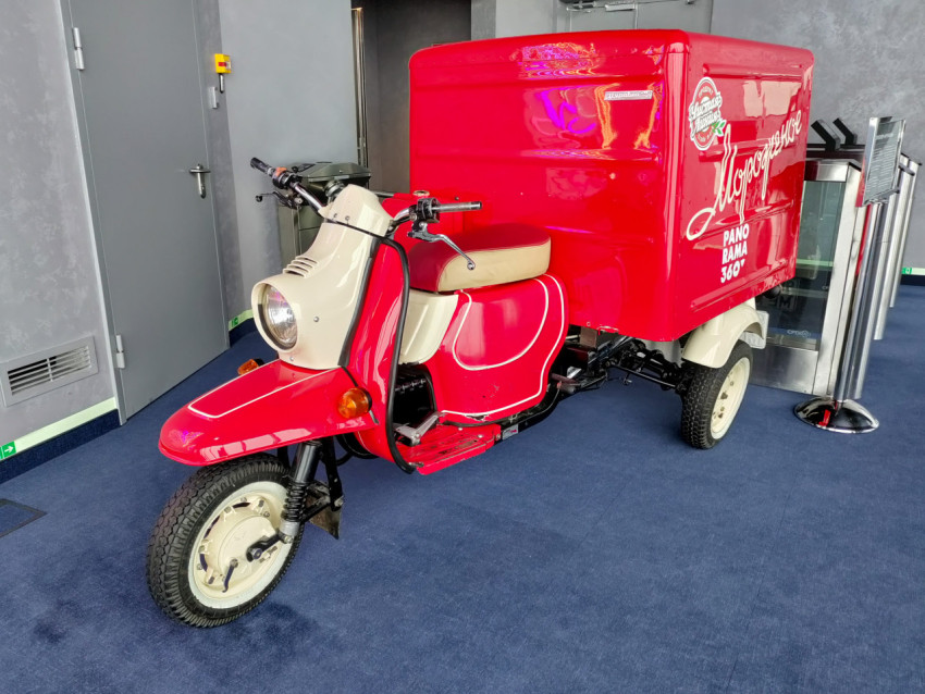 Экспонат мотороллера «Муравей» с фирменным кузовом для мороженого