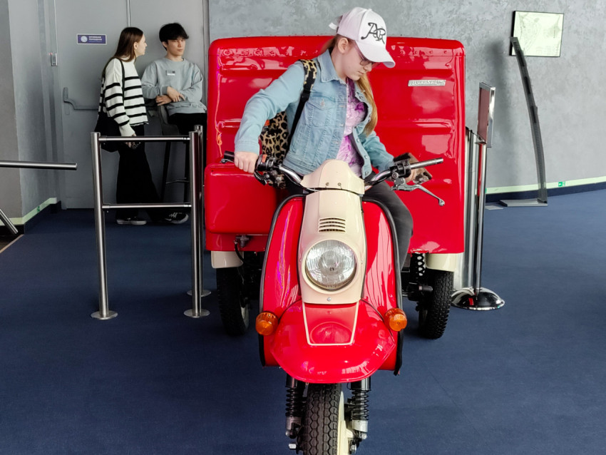 Моторизованная тележка для уличной продажи мороженого