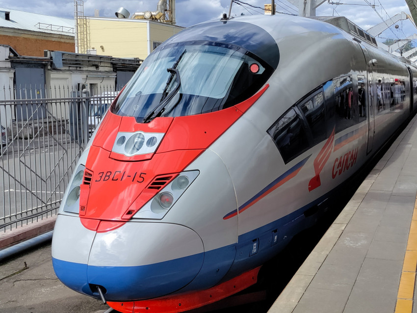 Головной вагон поезда «Сапсан» у платформы вокзала