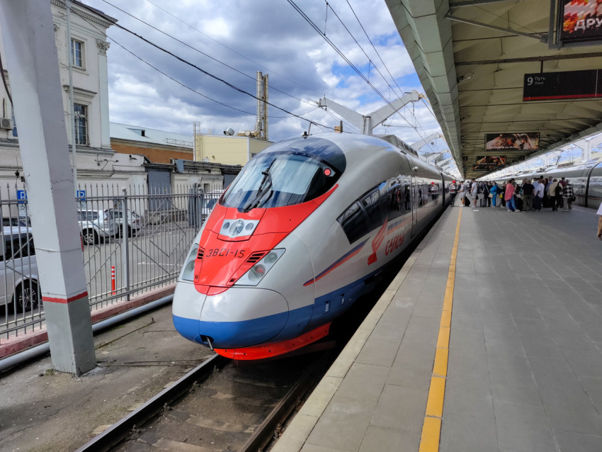 Высокоскоростной поезд «Сапсан» на пассажирской платформе