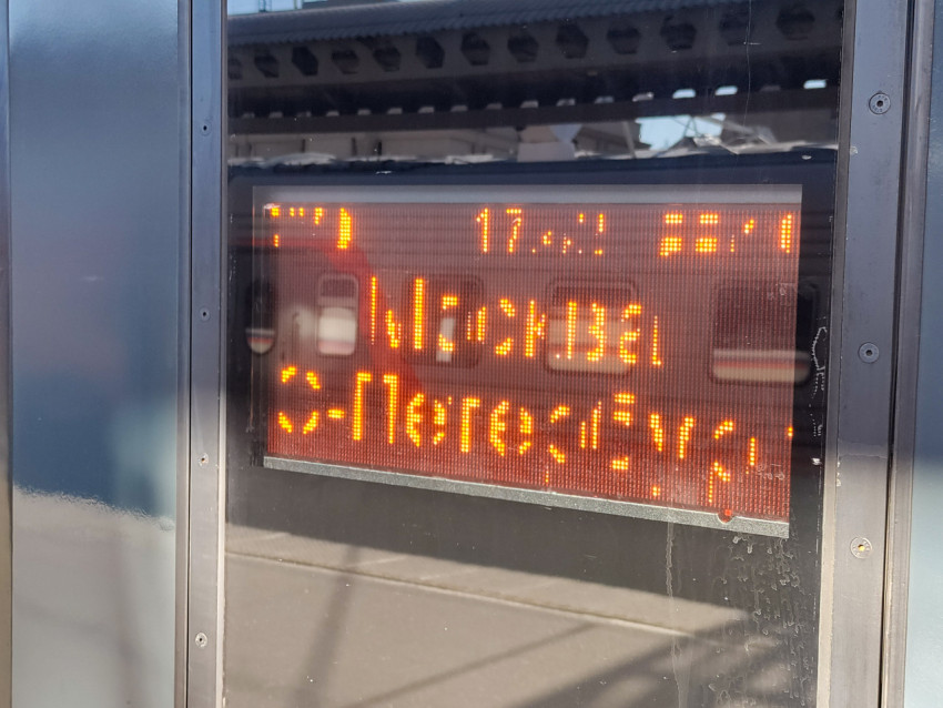 Электронное табло прибытия поездов на железнодорожной платформе