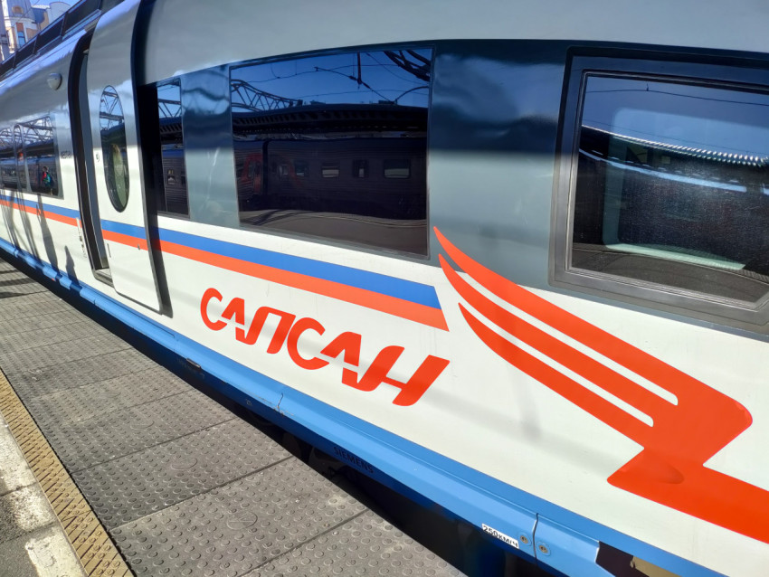 Боковая часть вагона поезда «Сапсан» у пассажирской платформы