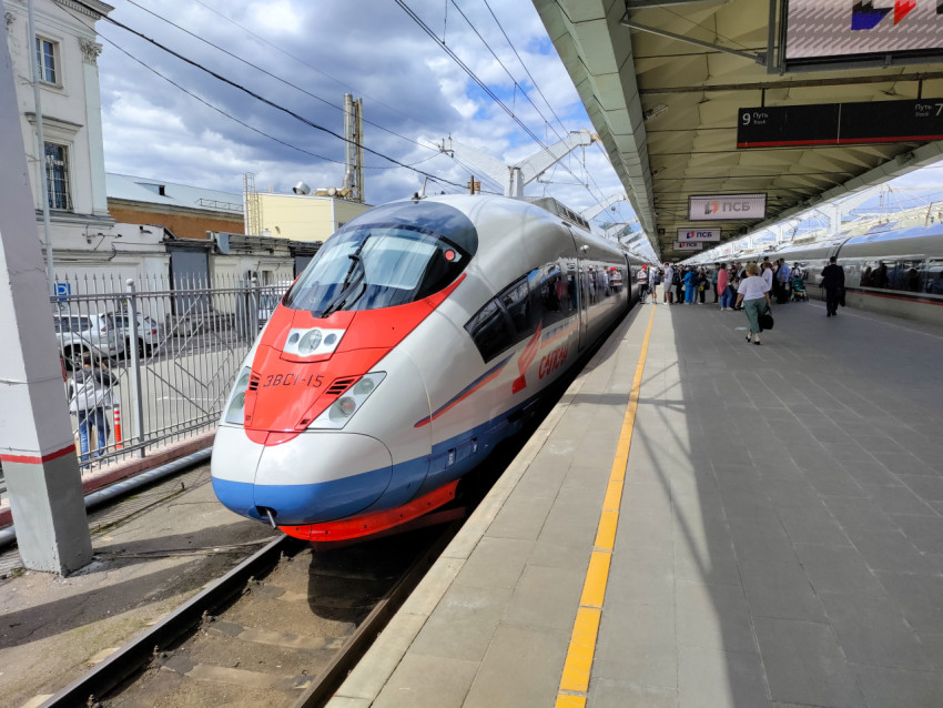 Скоростной поезд «Сапсан» на пассажирской платформе вокзала