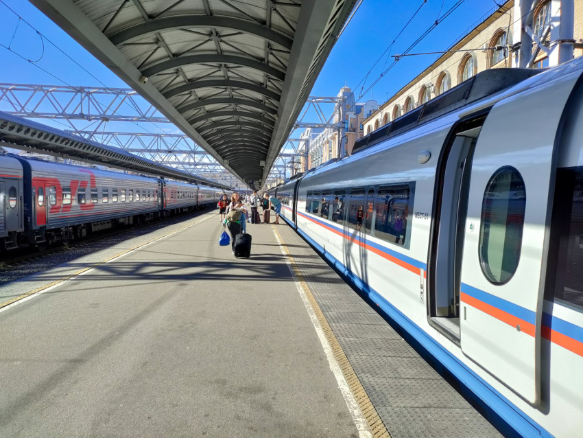 Высокоскоростной поезд «Сапсан» на пассажирской платформе железнодорожного вокзала