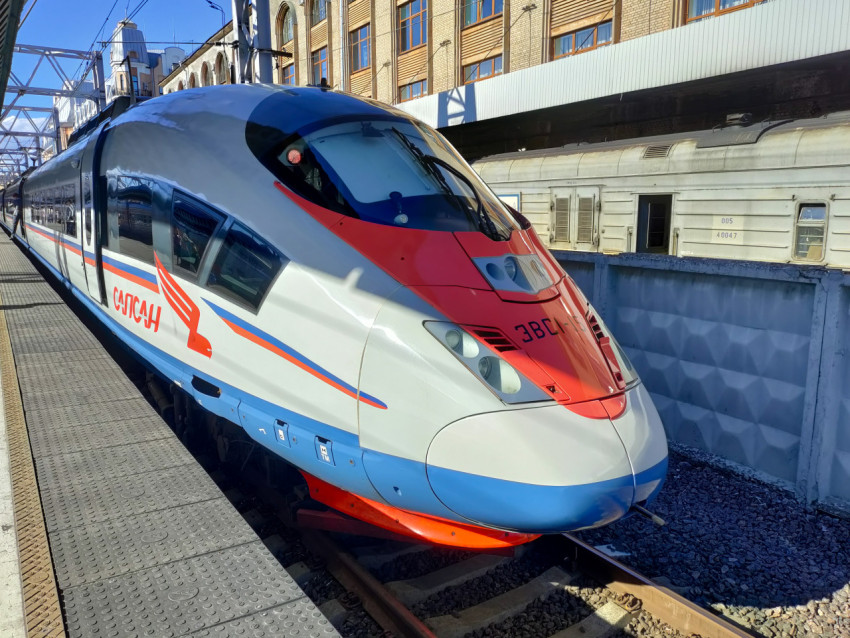 Головной вагон поезда «Сапсан» у железнодорожной платформы
