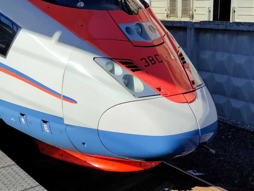 Деталь носовой части поезда «Сапсан» на железнодорожных путях