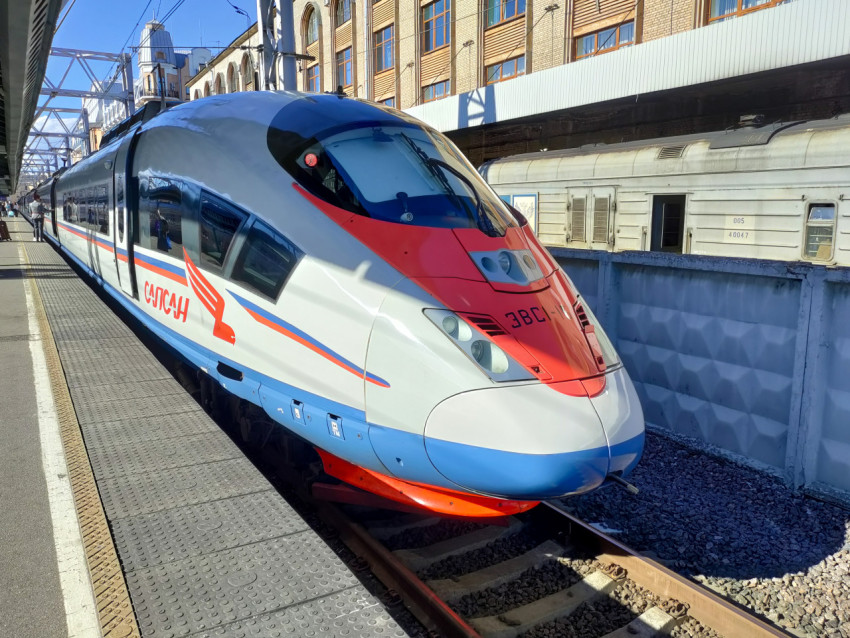 Скоростной поезд «Сапсан» на путях у пассажирской платформы