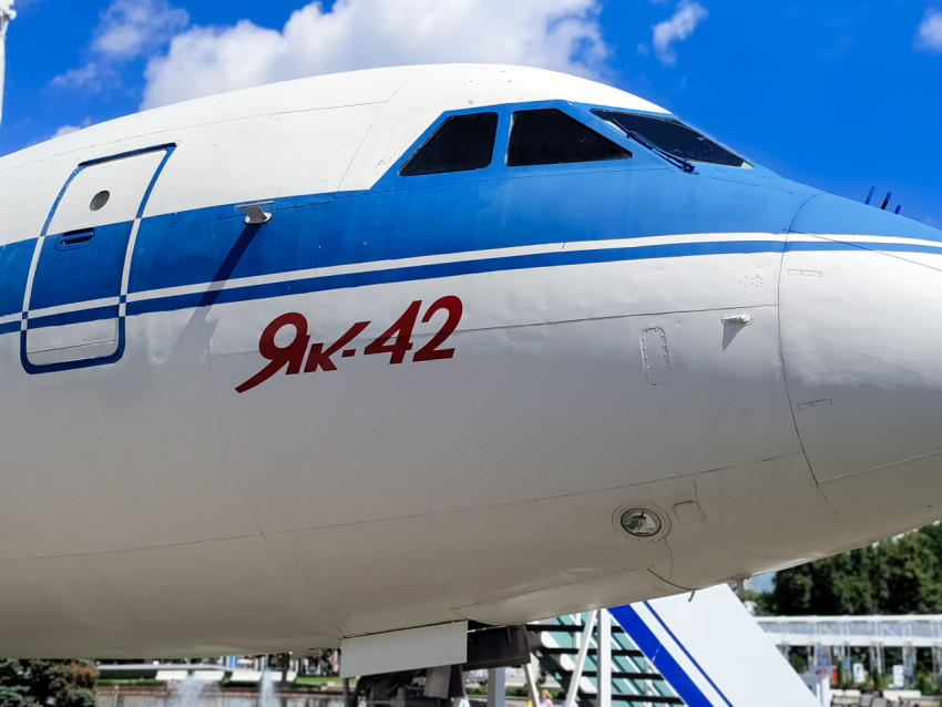 Носовая часть самолёта Як-42 на экспозиции ВДНХ