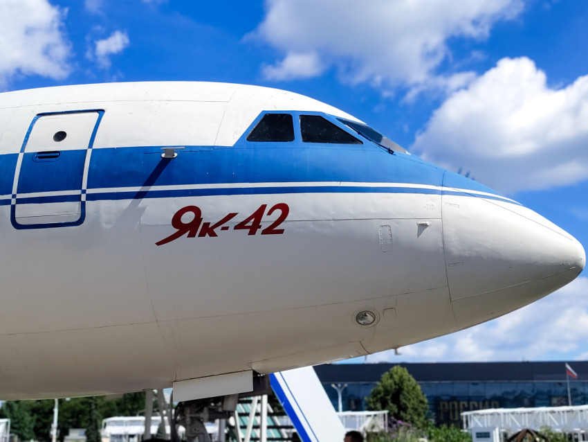 Носовая часть самолёта Як-42 с обозначением модели