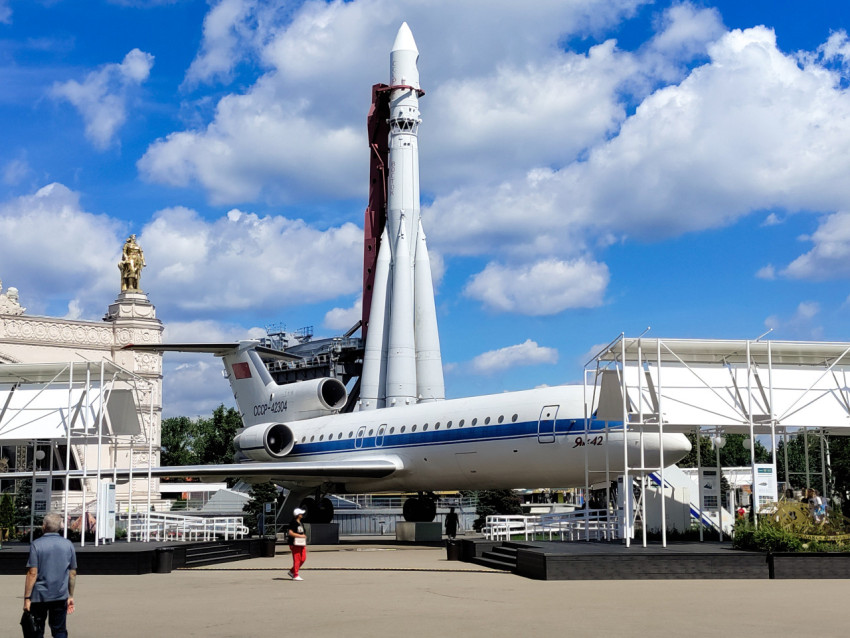 Экспозиция самолёта Як-42 на территории ВДНХ