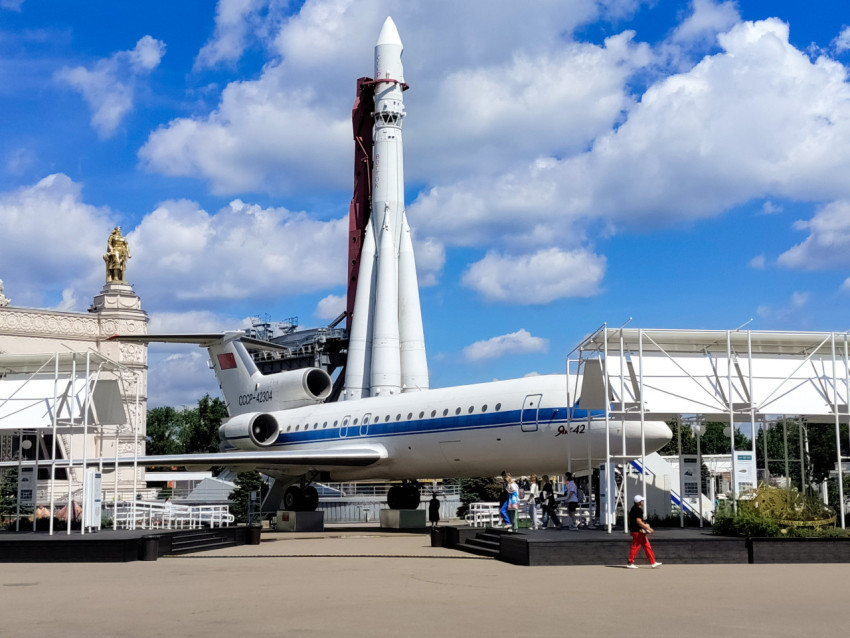 Самолёт Як-42 и ракета Восток в экспозиции ВДНХ