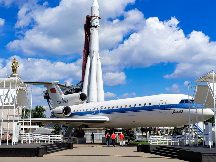 Самолёт Як-42 и ракета-носитель на ВДНХ