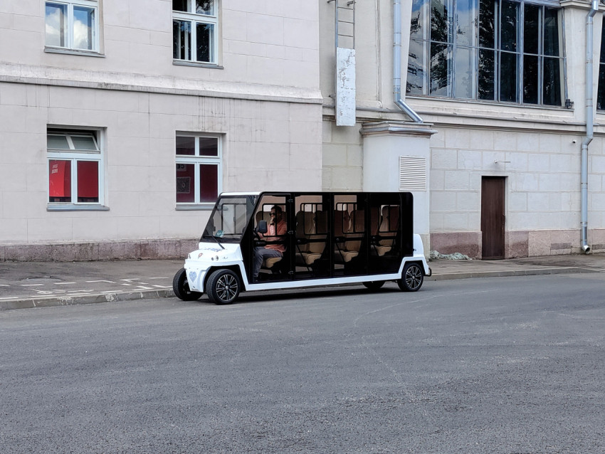Электрический экскурсионный шаттл на территории ВДНХ