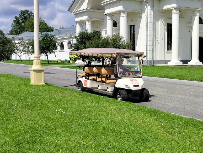 Экскурсионный электрокар для посетителей ВДНХ у павильонов