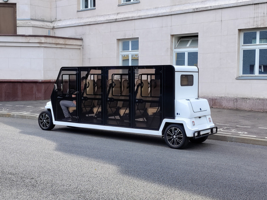 Электрический пассажирский кар на выставочной территории ВДНХ