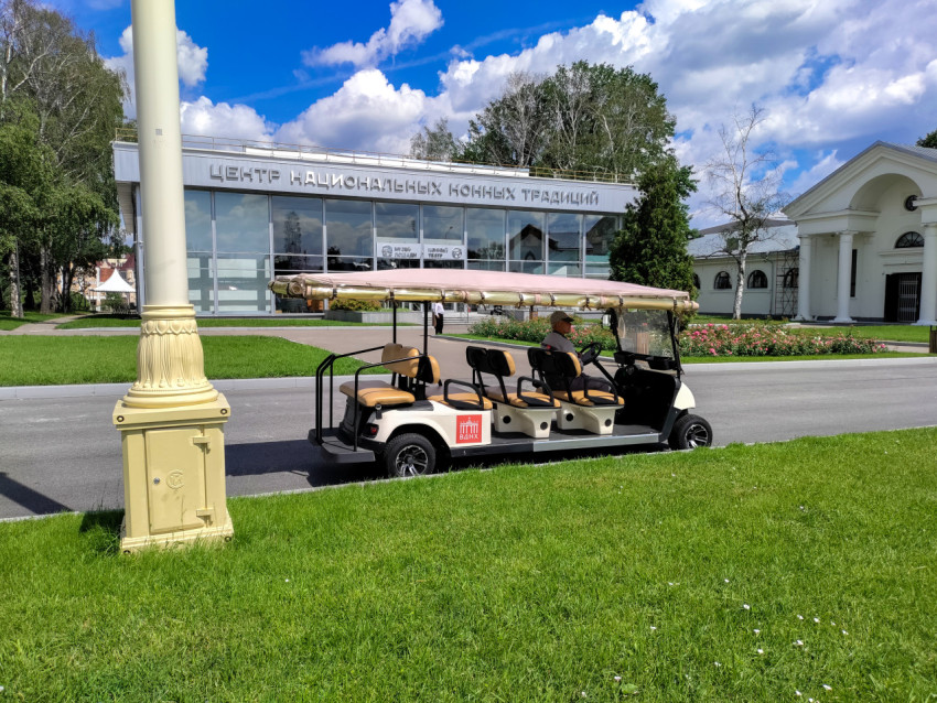Экскурсионный электрокар на аллее ВДНХ у Центра конных традиций